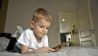 Junge spielt am Handy, Bild: imago-images/Antti Aimo-Koivisto