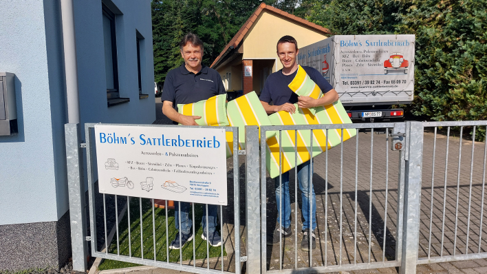 Böhm's Sattlerbetrieb aus Neuruppin hilft bei der Antenne Gartenbank