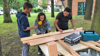 Die Antenne-Moderatoren Christofer Hameister und Marie Günther bauen eine Gartenbank, Bild: Antenne Brandenburg