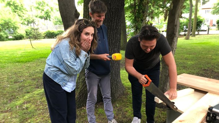 Das Morgenteam versucht sich am Bau einer Gartenbank, Bild: Antenne Brandenburg