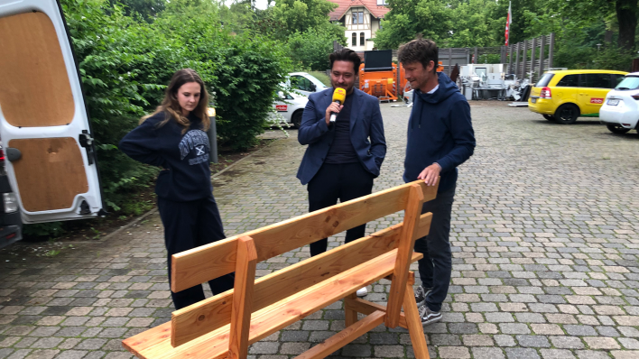 Die Antenne-Gartenbank ist fertig und Morgenreporter Ivo Ziemann begutachtet sie vor der Auslieferung