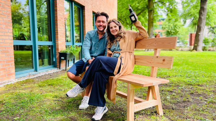 Marie und Christofer haben die Antenne-Bank endlich zusammengeschraubt