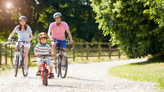 Familie macht eine Radtour, Foto: Colourbox