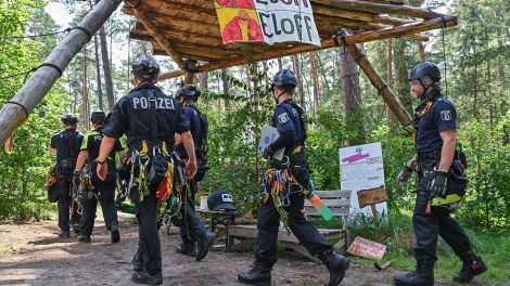 Einsatzkräfte der Polizei im Waldcamp der Tesla-Gegner in Grünheide, Bild: dpa/Patrick Pleul