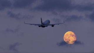 Flugzeug vor Vollmond, Foto: www.imago-images.de