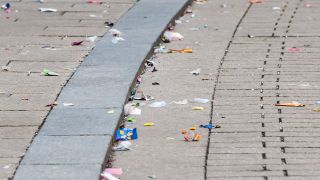 Symbolfoto für Müll auf der Straße, Foto: IMAGO/Silas Stein