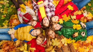 Kinder im Herbstlaub - Ferientipps von Antenne Brandenburg