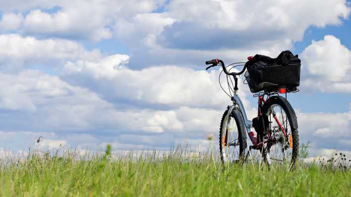 Fahrrad vorm Himmel, Foto: Colourbox