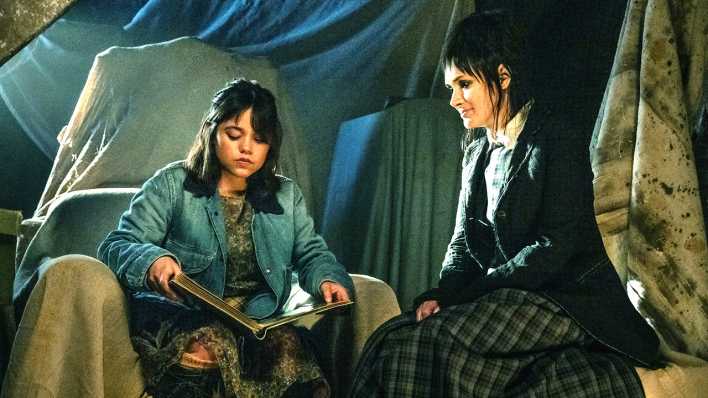 Jenna Ortega (l) als Astrid und Winona Ryder als Lydia in einer Szene des Films "Beetlejuice Beetlejuice", Bild: Warner Bros. Entertainment GmbH/Parisa Taghizadeh