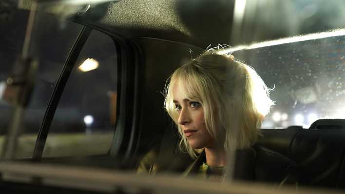 Dakota Johnson als Girlie in einer Szene des Kinofilms "Daddio - Eine Nacht in New York", Bild: Leonine/dpa