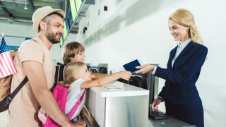 Familie am Flughafen, Foto: Colourbox