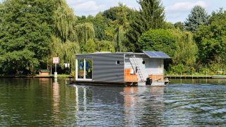 Hausboot auf dem Wasser, Foto: colourbox