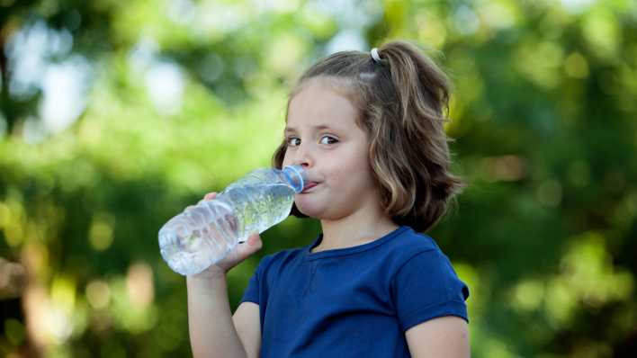 Mädchen trinkt Wasser, Foto: Colourbox