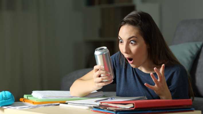 Junge Frau mit Energy Drink, Foto: Colourbox