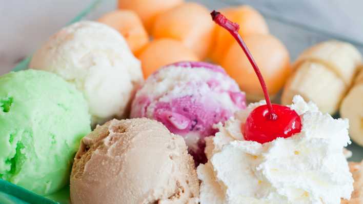 Bunte Eiskugeln mit Kirsche, Foto: colourbox