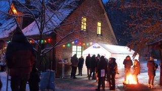 Mit Einbruch der Dämmerung wird es auf dem Lobetaler Weihnachtsmarkt so richtig gemütlich, Foto: Reinhard Kunze