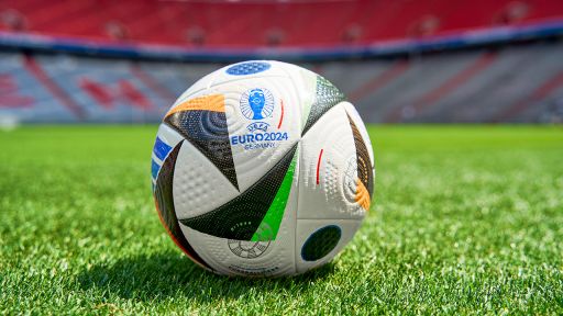 Spielball zur Fußball Europameisterschaft 2024 auf Rasen, Bild: dpa/CHROMORANGE/Michael Bihlmayer