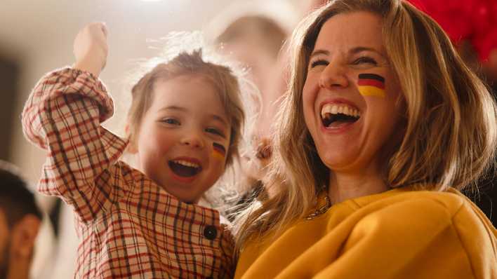 Mutter und Tochter haben Spaß beim Fußballschauen, Bild: Colourbox